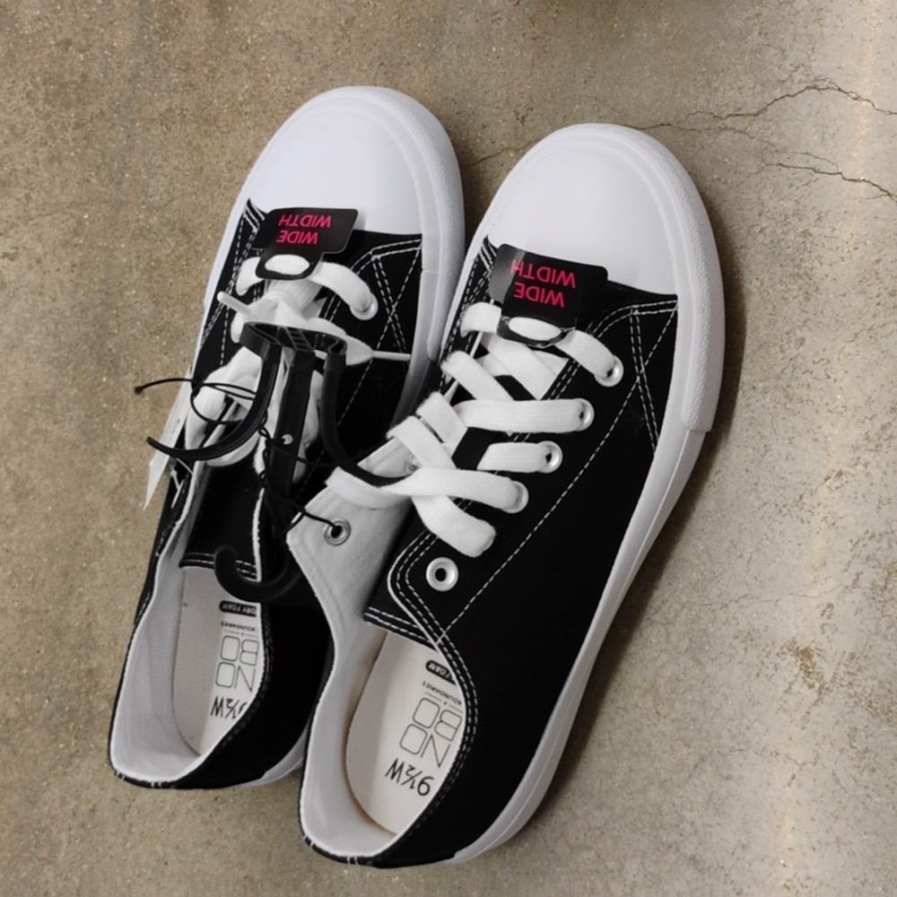 Women's Classic Lace Up Casual Sneakers, Black & White No Boundaries New